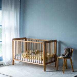 Tapetin sävy on vaaleansininen, kohokuviointi on valkoisella silkkipainatuksella ja taustalla on hentoja, päivänvalossa kauniisti kimmeltäviä aaltoja.