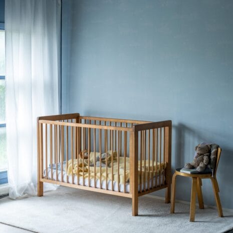 Emma 1 Tapetin sävy on vaaleansininen, kohokuviointi on valkoisella silkkipainatuksella ja taustalla on hentoja, päivänvalossa kauniisti kimmeltäviä aaltoja.