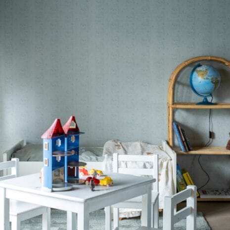 Tapetissa on lumpeita, kukkia ja kasveja vaaleanvihreässä sävyssä.