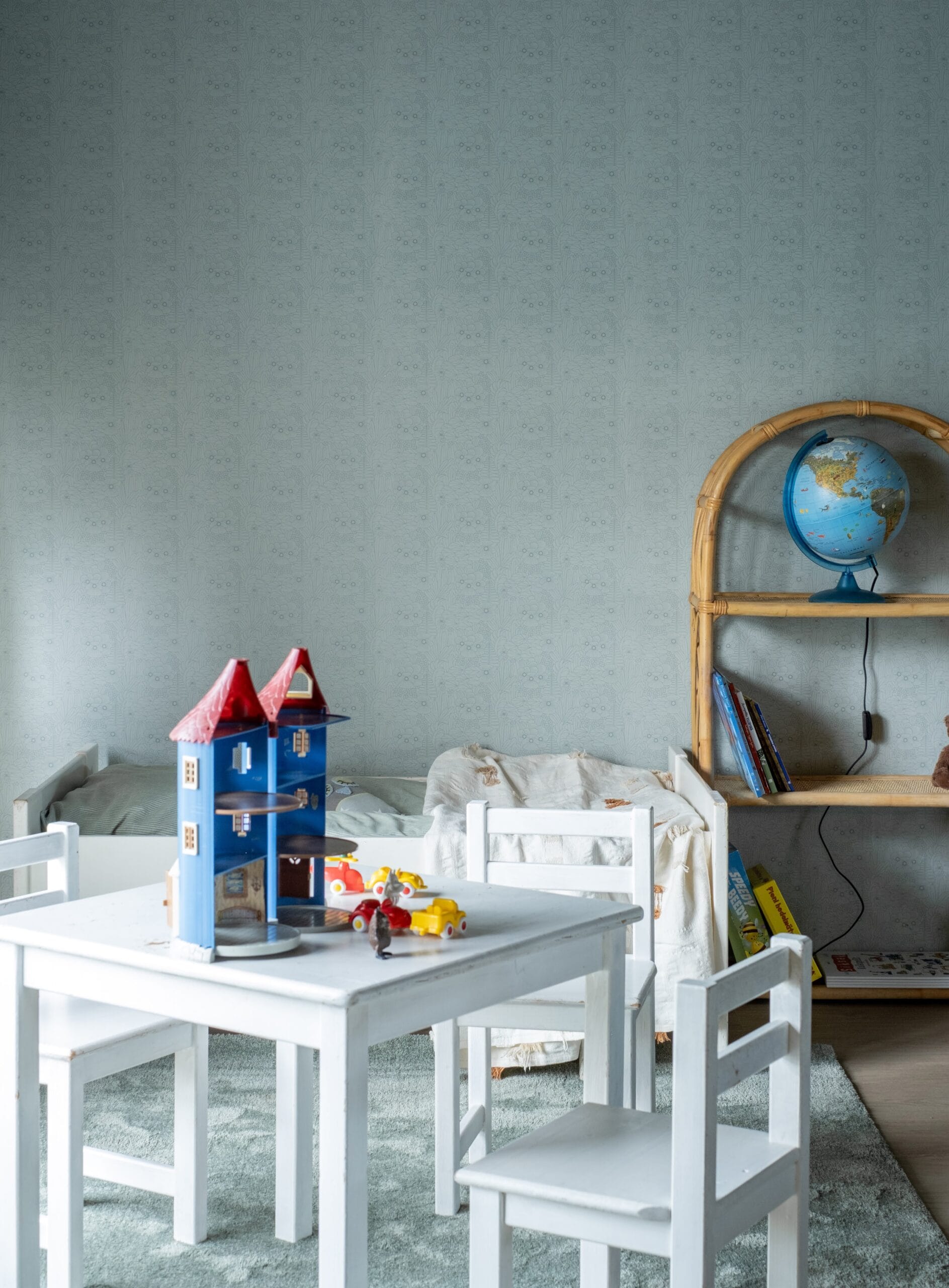 Tapetissa on lumpeita, kukkia ja kasveja vaaleanvihreässä sävyssä.