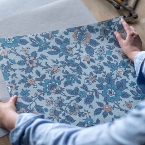 Malakias 3 Tapetissa on petroolin- ja tummansinisiä sekä kuparisia kukkia vaaleanvihreällä pohjalla.