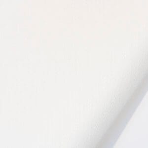 Valkoinen tapetti, jossa on valkoinen kohokuvio ja taustalla kimmeltävä kalanruotokuvio.