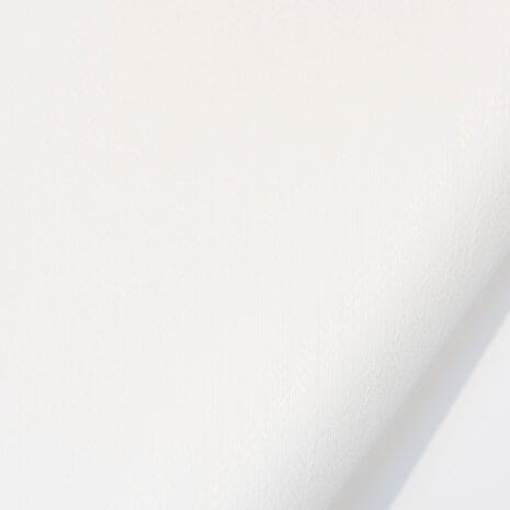 Valkoinen tapetti, jossa on valkoinen kohokuvio ja taustalla kimmeltävä kalanruotokuvio.