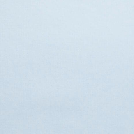 Bella Vaaleansininen tapetti hennon kangasmaisella kuosilla.