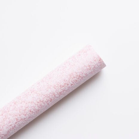 Charlotte rulla Vaaleanpunainen tapetti, jossa on kimmeltävä tausta ja vaalea tekstuuri.