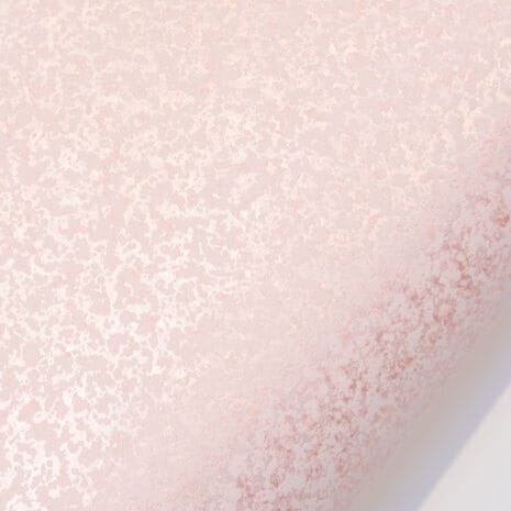 Charlotte rullalla Vaaleanpunainen tapetti, jossa kimmeltävä tausta ja vaalea tekstuuripinta.