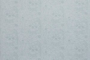 Tapetissa on lumpeita, kukkia ja kasveja vaaleanvihreässä sävyssä.