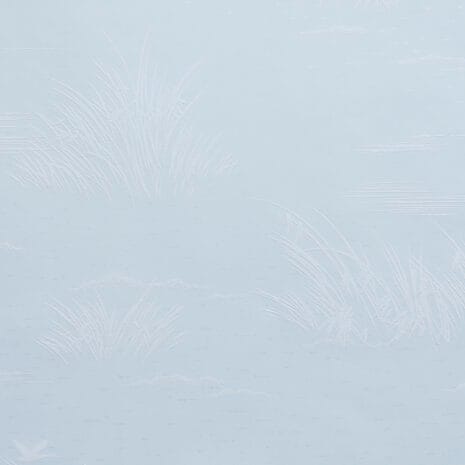 Emma 2 Tapetin sävy on vaaleansininen, kohokuviointi on valkoisella silkkipainatuksella ja taustalla on hentoja, päivänvalossa kauniisti kimmeltäviä aaltoja.