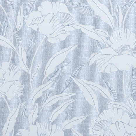 Tummansininen kukkakuviointi vaaleansinisellä taustalla.