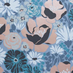 Tapetissa on kuparisia, sinisiä ja vihertäviä kukkia harmaansinisellä pohjalla.