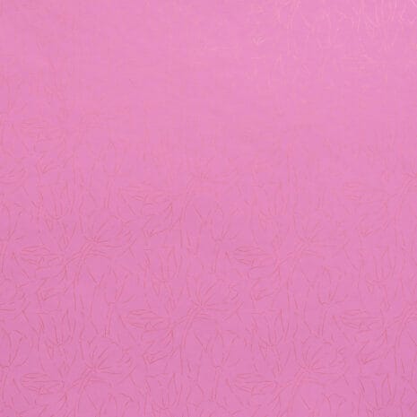 Johanna Pinkki tausta kimmeltävällä oranssilla kukkakuviolla.