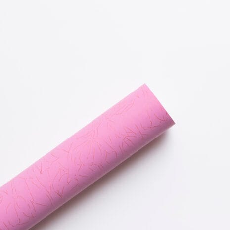 Johanna rulla Pinkki tapetti, jossa on oranssi, kimmeltävä kukkakuvio.