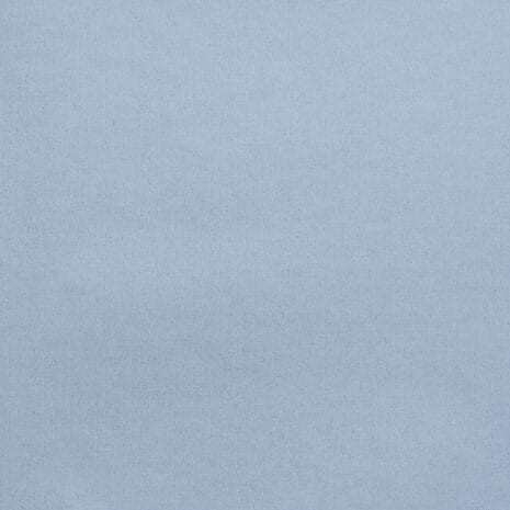 Harmaansininen tapetti, jossa on hento, kangasmainen kuosi.