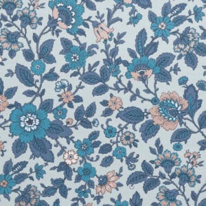 Tapetissa on petroolin- ja tummansinisiä sekä kuparisia kukkia vaaleanvihreällä pohjalla.