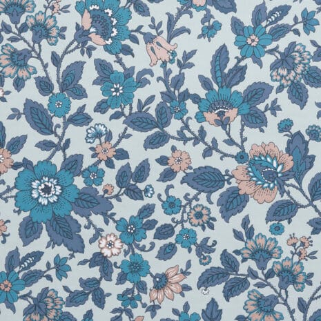 Tapetissa on petroolin- ja tummansinisiä sekä kuparisia kukkia vaaleanvihreällä pohjalla.