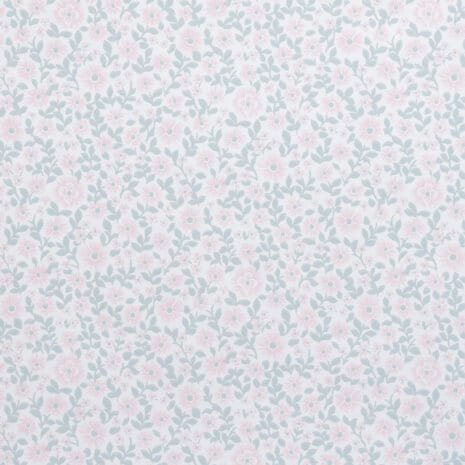 Oili Tapetissa on pieniä vaaleanpunaisia kukkia ja vihreitä lehtiä valkoisella pohjalla.