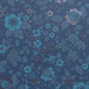 Tapetissa on tummia, petroolin- ja harmaansinisen sävyisiä kukkia tummansinisellä taustalla.
