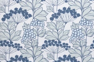 Soili 5446-1 Tapetissa on vaaleansinisiä marjoja, tummansinisiä kukkia ja vaaleanvihreitä lehtiä valkoisella pohjalla.