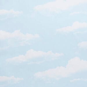 Tapetissa on valkoisia poutapilviä heleän vaaleanisinisellä taustalla.