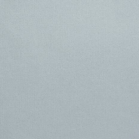 Vaaleanvihreä tapetti hennolla kangasmaisella kuosilla.