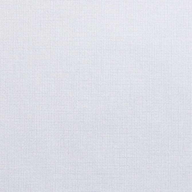 Tapetti on sävyltään utuisen harmaansininen ja tekstuuripinta on valkoinen.