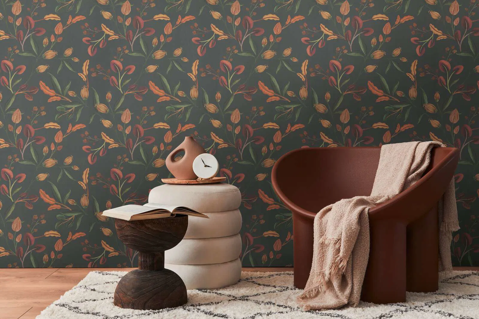 Syksyn sävyinen vinyylitapetti, jossa värikkäitä lehtiä ja tummanvihreä tausta.