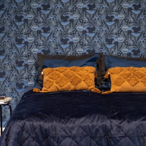 Unelma_tummansininen_tapetti_makuuhuoneDSF4225 Unelma_tummansininen_tapetti_makuuhuoneDSF4225